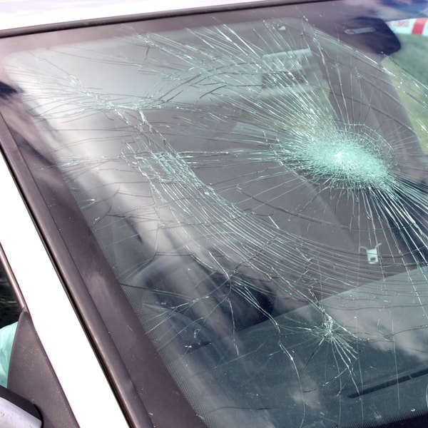 which auto glass replacement company to call and how much does it cost to fix broken windshield 